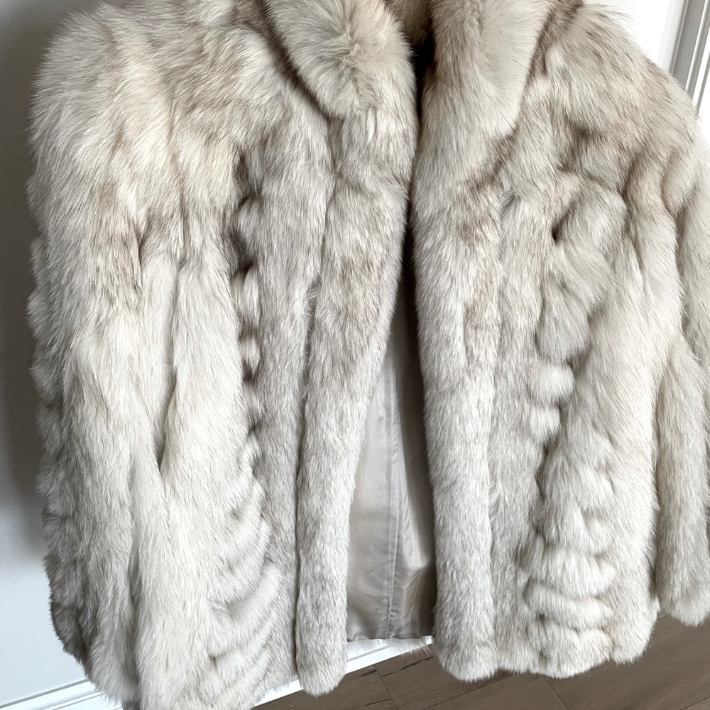 Gorgeous 100% Genuine Fox Fur Coat.  Unique Two-Tone